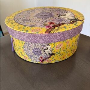 Tina Higgins Tri-Coastal Design 2002 Vintage Hat Box Holder Birds Floral Yellow